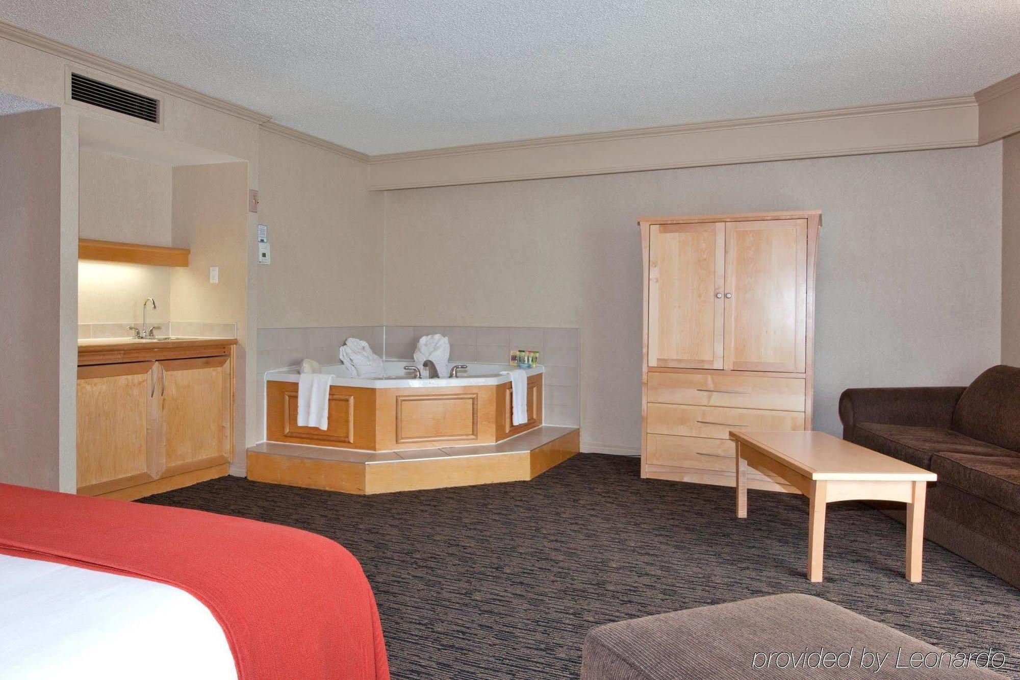 Holiday Inn Express Edmonton Downtown By Ihg Eksteriør bilde